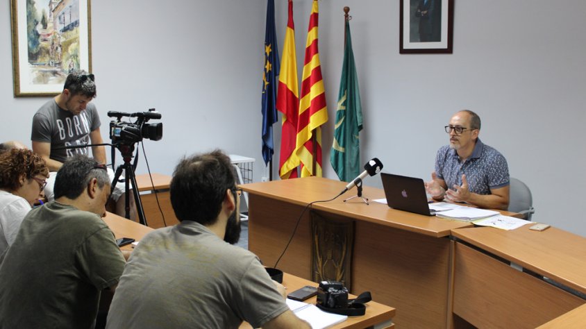 Imatge de l’alcalde de Banyeres del Penedès en roda de premsa aquest matí.