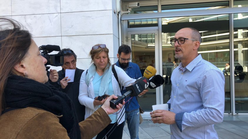 Imatge de l’alcalde de Banyeres del Penedès atenent al mitjans de comunicació a la sortida del Jutjat del Vendrell.