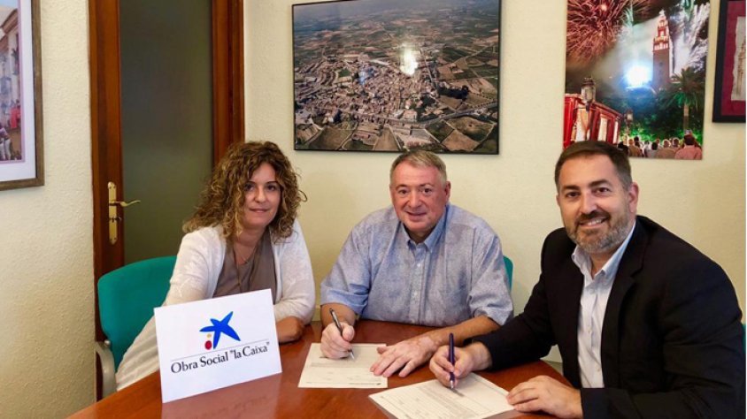 Imatge de la firma del conveni, Alexis Gómez, director de banca d'Institucions de Tarragona, Maria Roca directora de l’Oficina de l'Arboç, i Joan Sans, alcalde de l’Arboç.