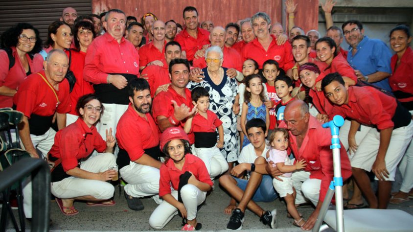 Els Minyons de l’Arboç amb l’Amèlia (al centre) a la cercavila del diumenge de la Festa Major.