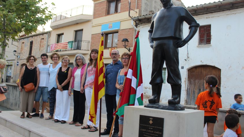 Imatge dels regidors amb l’escultura “El Pescador”