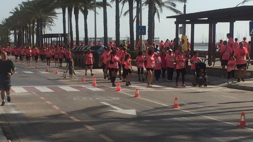 Centenars de persones participen a la segona cursa de la dona de Calafell