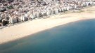 Un home en estat crític a la platja de Segur de Calafell per intentar rescatar a dues persones