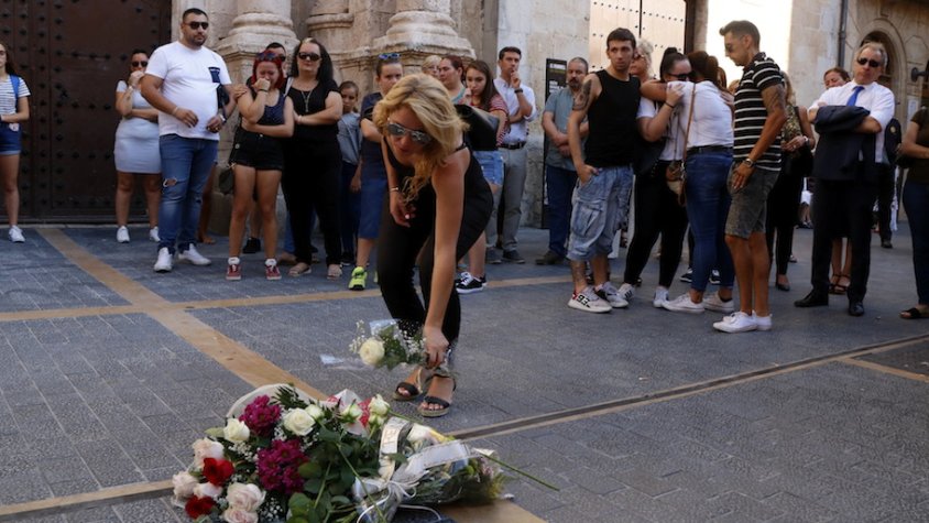 Unes 200 persones guarden un minut de silenci a la plaça Vella i fan costat a la família 