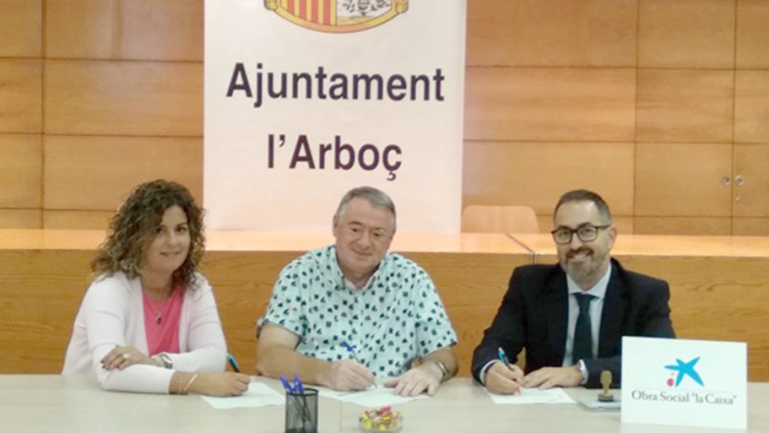 Imatge de la firma del conveni, Alexis Gómez, director de banca d'Institucions de Tarragona, Maria Roca directora de l’Oficina de l'Arboç, i Joan Sans, alcalde de l’Arboç.