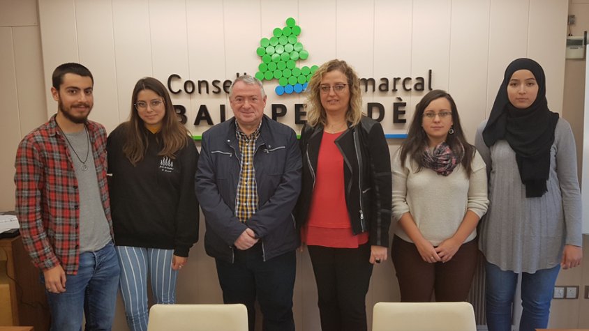 Imatge de la roda de premsa amb el President del Consell Comarcal Joan Sans, la Consellera d’ocupació Xus Sequera i els 4 joves contractats.