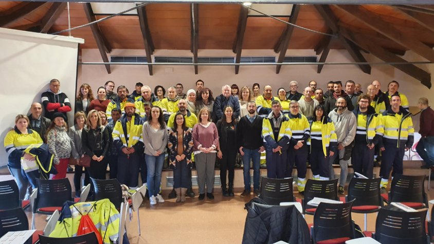 Les 51 persones contractades pel Consell Comarcal del Baix Penedès firmen els seus contractes de treball   