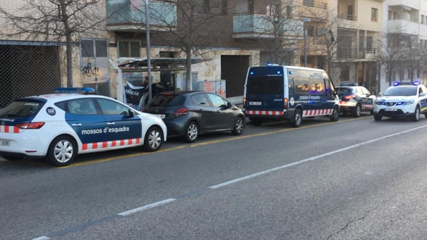 Mossos en el dispositiu policial a Calafell