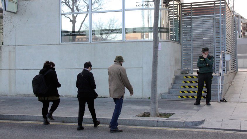 Pla obert d'un dels activistes entrant a declarar a la comandància de la Guàrdia Civil de Tarragona pels talls de l'AP-7. Imatge del 4 de febrer del 2020