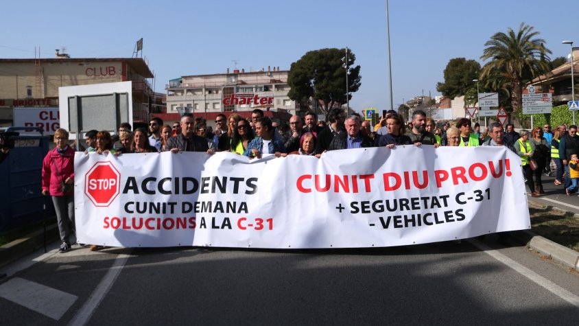 Pla general de la capçalera de la manifestació per reclamar més seguretat a la C-31 entre Segur de Calafell i Cunit. Imatge del 29 de febrer del 2020