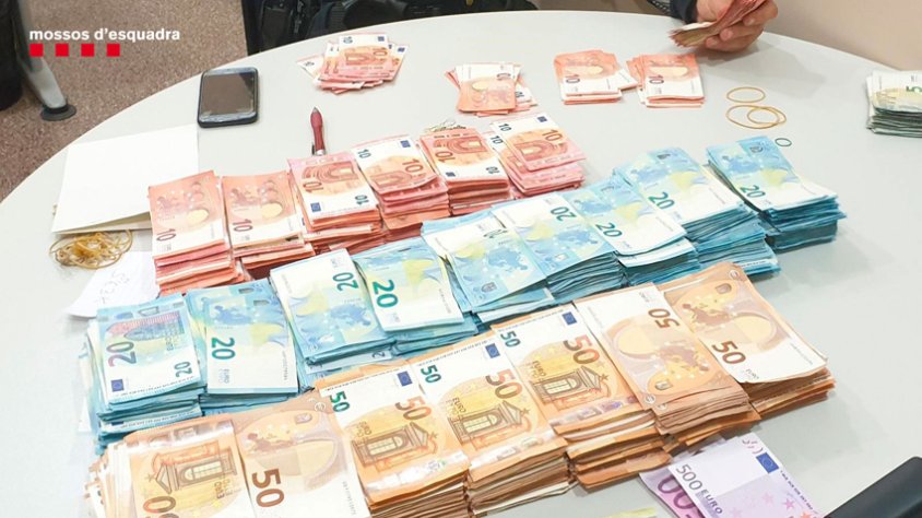 Els Mossos d’Esquadra detenen al Vendrell un conductor que circulava amb matrícules falses i amb més de 115.000 euros en efectiu