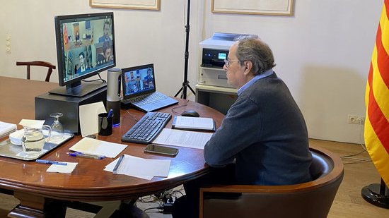 Pla mitjà del president de la Generalitat, Quim Torra, davant la pantalla d'un ordinador durant la reunió del Consell Executiu per via telemàtica, el 14 d'abril del 2020