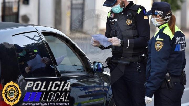 La Policia Municipal del Vendrell deten a dues persones per desobediència greu en el trencament del confinament