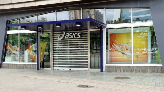Pla general d'una botiga d'Asics tancada, a Barcelona. Imatge del 22 d'abril de 2020.
