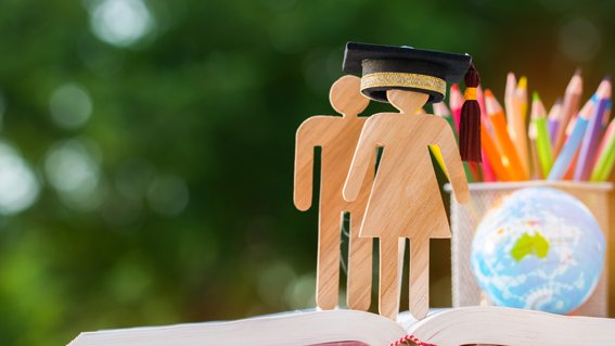 Sindicats i famílies reclamen a Educació negociar la preparació del proper curs i lamenten que no se'ls informi
