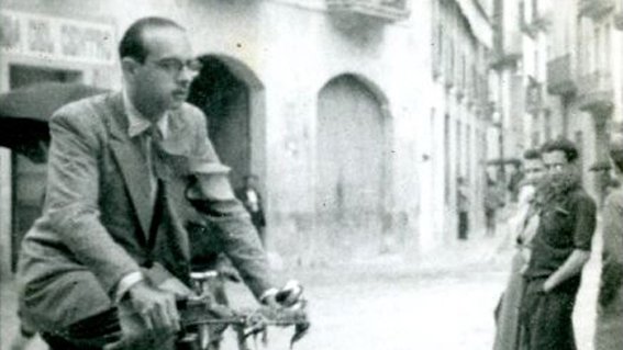 Joan Fusté Rius en bicicleta al carrer dels Cafès. Dècada dels anys 40 del segle XX. ACBP. Fotografia d'autor desconegut
