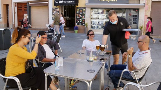 S'eliminen franges horàries en municipis de menys de 10.000 habitants en fase 0 i 1 i podran obrir bars i restaurants