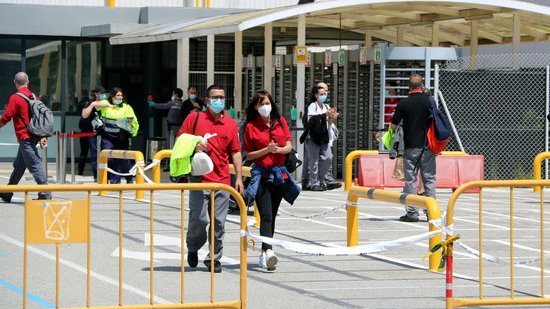 Imatge de treballadors de Nissan marxant aquest 6 de maig de 2020 de la planta de la Zona Franca