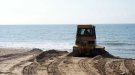 Es triplica l'abocament de sorra a les platges de Calafell per començar la temporada d'estiu