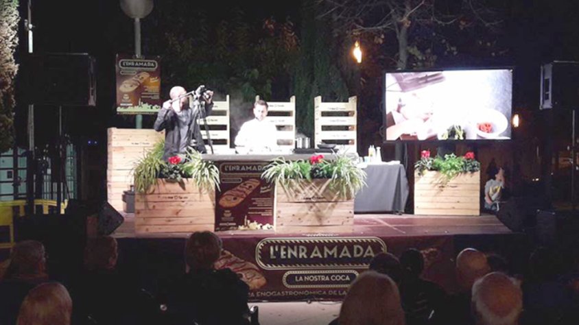 Imatge d’un showcooking de la Mostra de l’Enramada i imatge general.