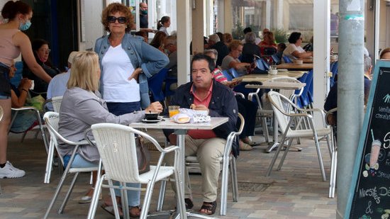 Pla general de la terrassa d'una cafeteria de Calafell Platja, plena de gent, el 19 de juny del 2020