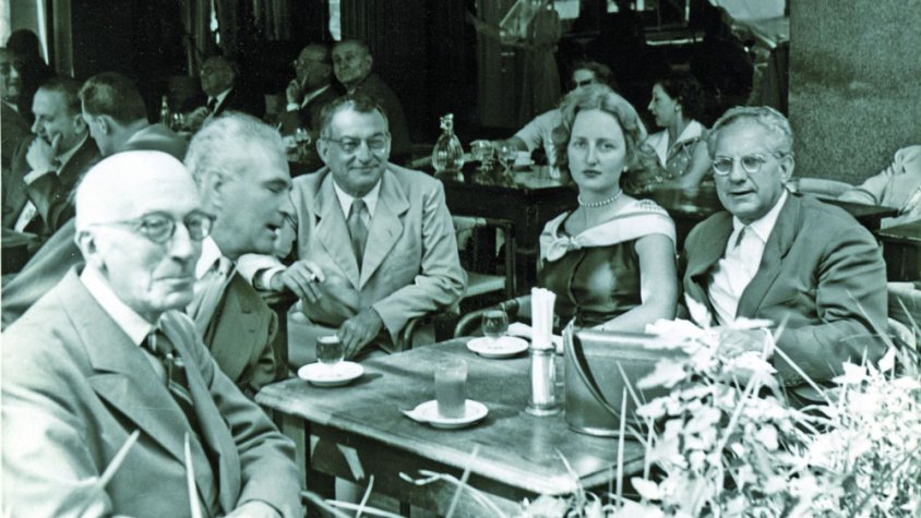Manuel Humbert, Fenosa, Joan Serra, Constance Mallet i Emili Bosch Roger en una terrassa d’un cafè de Barcelona, 1956.