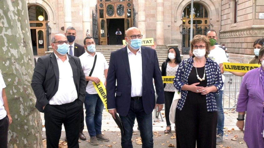 Els cinc acusats en el judici contra l'antiga Mesa del Parlament i Mireia Boya, davant del TSJC, abans d'entrar a l'última sessió, el 24-7-20