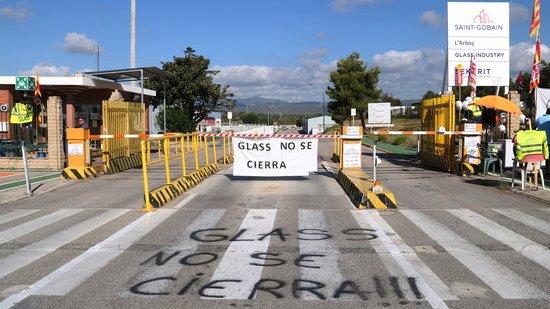 Pla general de l'entrada a la fàbrica Saint-Gobain a l'Arboç amb pintades reivindicatives a terra per denunciar el tancament d'una de les seves divisions. Imatge del 5 de setembre del 202