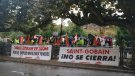 Un centenar de treballadors de Saint-Gobain es concentra davant el Parlament per frenar el tancament de la divisió Glass