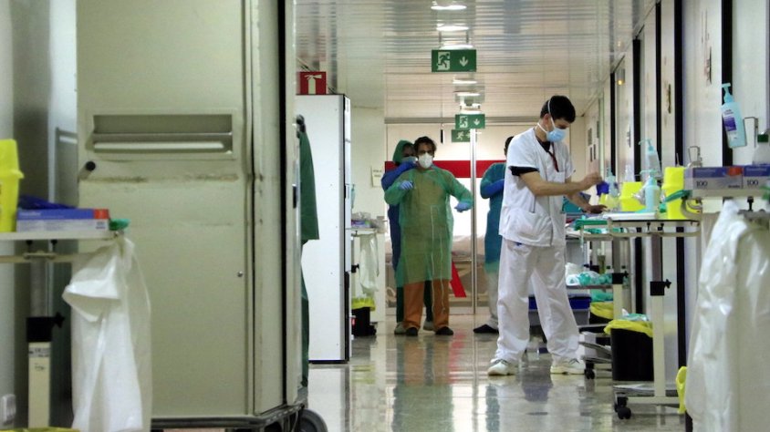 Professionals sanitaris treballant i preparant-se per atendre pacients amb covid-19
