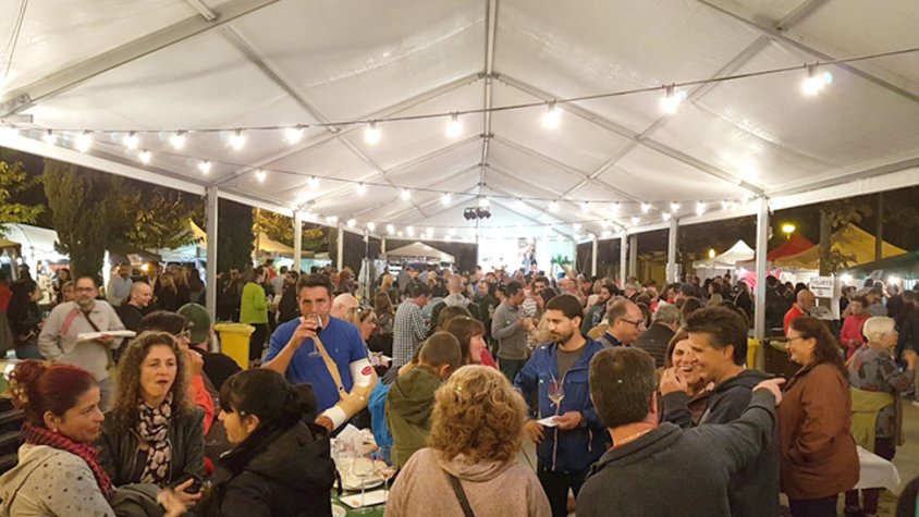 Imatge de la carpa instal.lada a la Plaça Catalunya de L’Aboç el divendres a la nit.