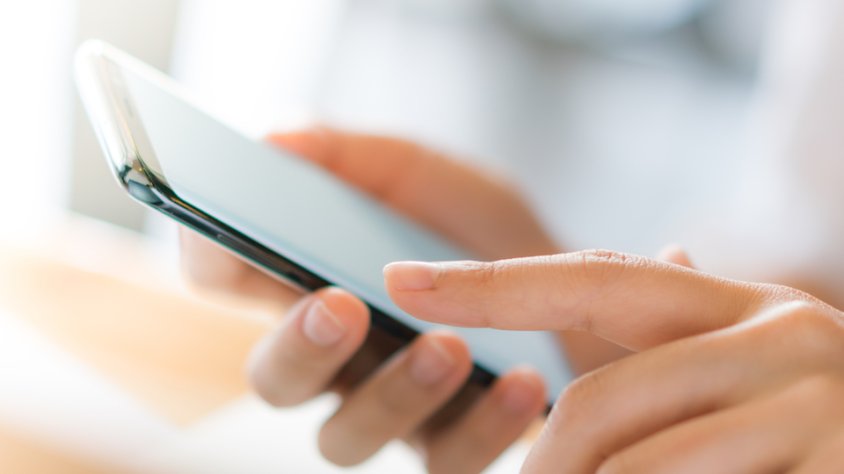 Els resultats mostren que les persones que dediquen més de dues hores diàries a l’ús de la tecnologia per a xarxes socials, entreteniment o comunicació presenten un benestar alt menys sovint que les que aconsegueixen fer un ús moderat d’aquests dispositiu