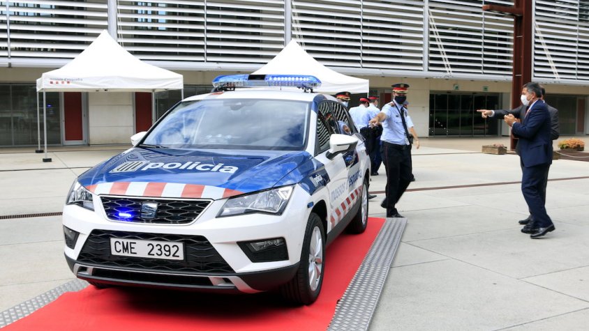 El cap dels Mossos d'Esquadra, el comissari Eduard Sallent, mostra un dels nous cotxes de seguretat ciutadana al conseller d'Interior, Miquel Sàmper
