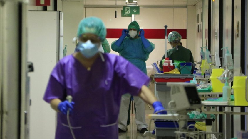 Professionals sanitaris en un passadís de l'Hospital de Bellvitge, que s'ha habilitat per atendre pacients amb covid-19