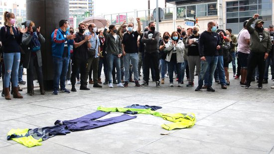 Pla obert dels treballadors d'Acciona davant el departament de Treball. Imatge del 2 d'octubre del 2020