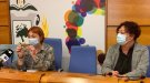 Es reparteix un imant amb un telèfon d'atenció per a les persones més grans de 70 anys del municipi