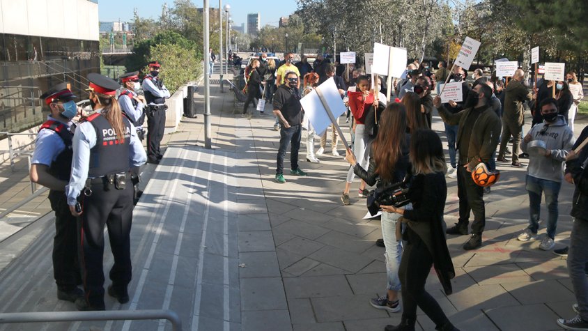 Imatge de la concentració del sector de l'oci nocturn davant la delegació provincial del SEPE a Barcelona.