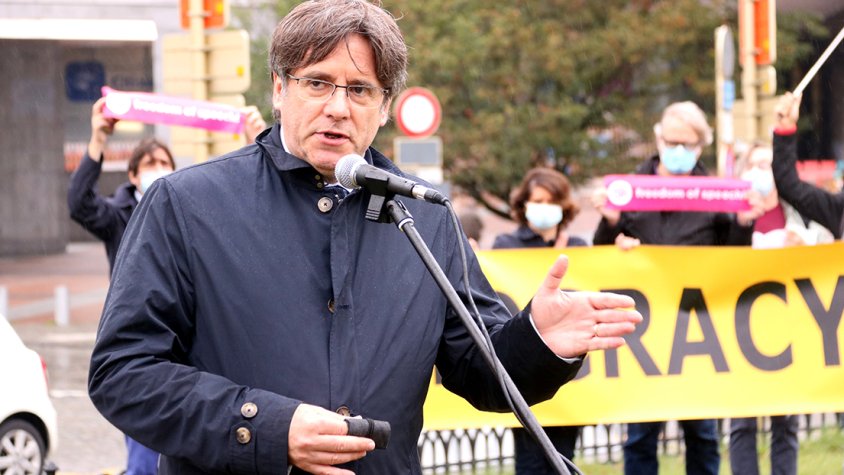 Pla mitjà de l'expresident Carles Puigdemont durant el parlament a la concentració davant l'Eurocambra per l'1-O, l'1 d'octubre del 2020.