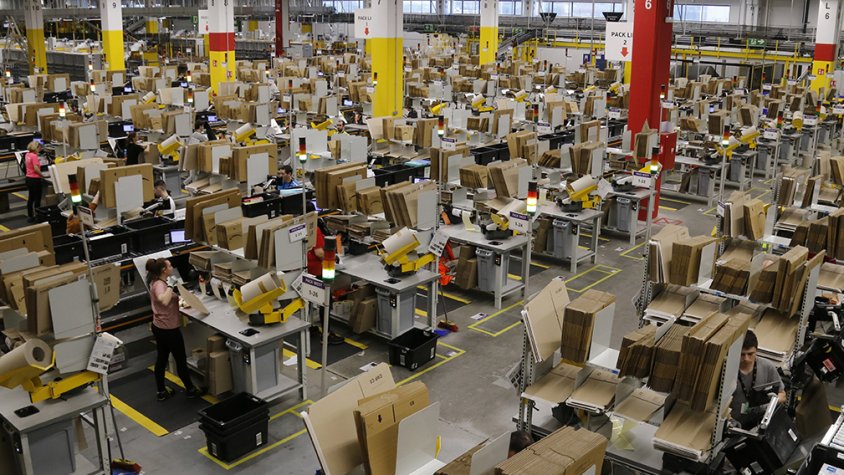 Vista aèria de la línia d'embalatge de paquets del centre logístic d'Amazon.