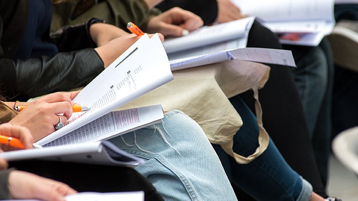 Els aspirants a Bombers que no han superat el test de personalitat amenacen amb una querella si no s'anul·la la prova