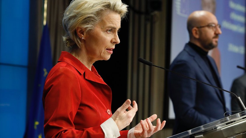 Pla mitjà de la presidenta de la Comissió Europea, Ursula von der Leyen, durant una roda de premsa el 29 d'octubre del 2020.