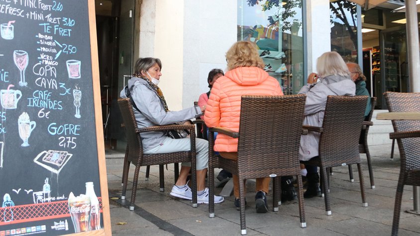 Un grup de persones consumint en una terrassa.