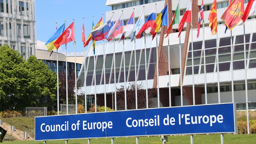 Pla general del cartell del Consell d'Europa amb les banderes dels estats membre de fons el 14 de maig del 2019.