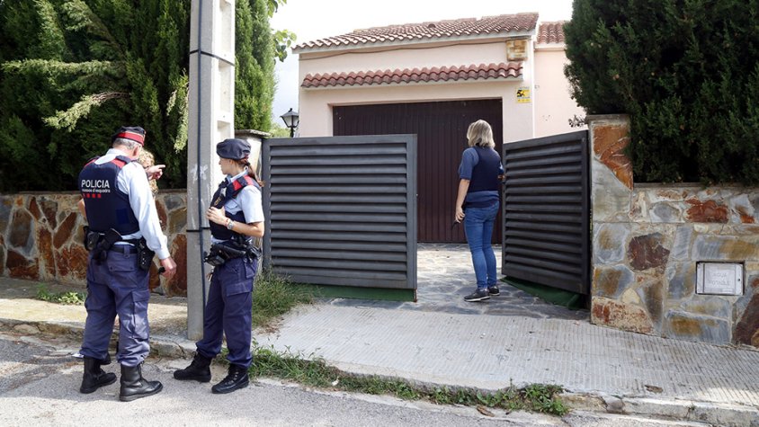 Pla obert de diversos agents dels Mossos d'Esquadra davant la casa del Vendrell on s'ha produït un homicidi. Imatge del 13 d'octubre del 2018.