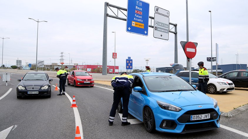 Pla general dels efectius dels Mossos d'Esquadra al control fet a la rotonda de la T-11, a Tarragona.