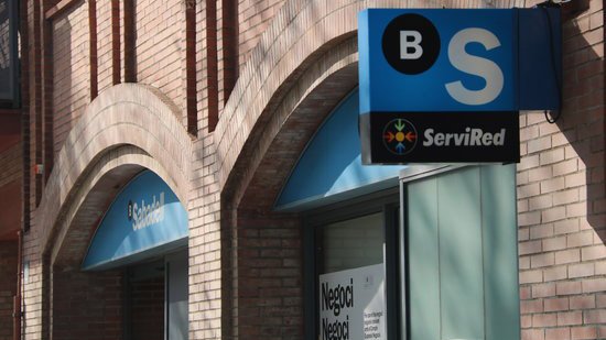 Pla tancat de l'exterior d'una oficina del Banc Sabadell.