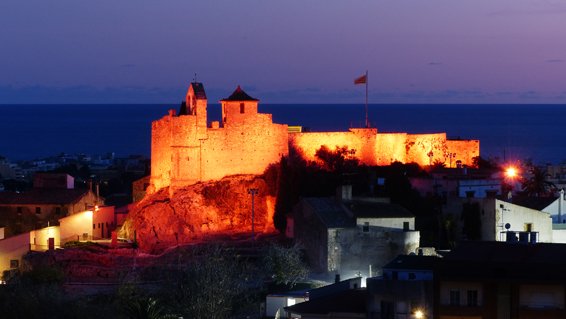 El Castell de Calafell es vesteix de taronja en homenatge al Dia Internacional de les Capacitats