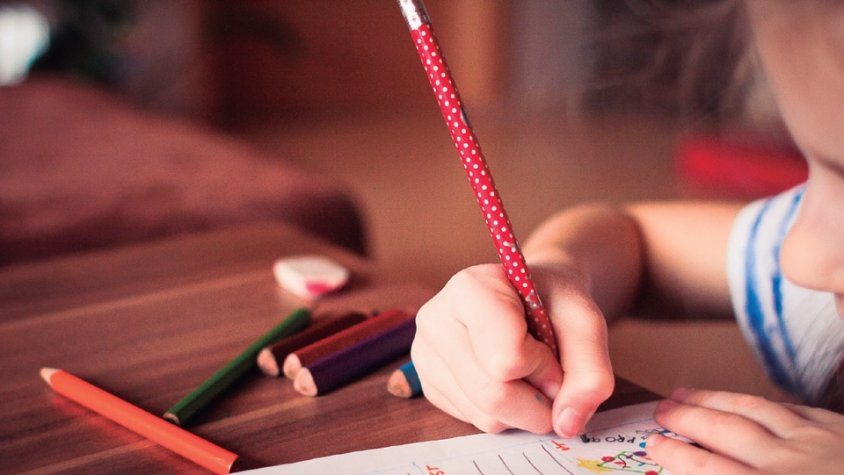 El Síndic demana revisar la suspensió de les extraescolars i el tancament de les llibreries 