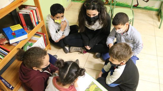 Disminueixen a 1.477 els grups escolars confinats i a 35.761 les persones en quarantena