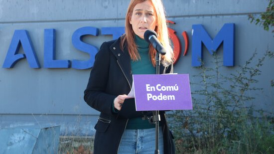 La candidata d'En Comú Podem a les eleccions del 14-F, Jéssica Albiach, en una atenció als mitjans a la planta d'Alstom de Santa Perpètua de Mogoda, el 14 de gener de 2021